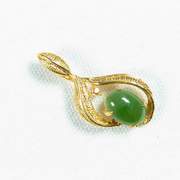 Moss green Nephrite jade stone pendant in gold plated metal, good luck jewelry - Picture 4 of 6